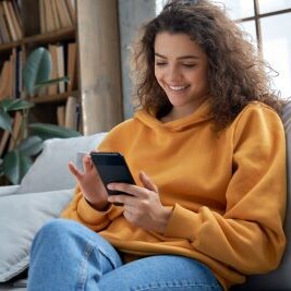 Ung kvinna soffa mobil. Bakteriell vaginos.